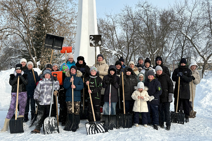 Большой зимний субботник организовала молодежь в Зуевском районе
