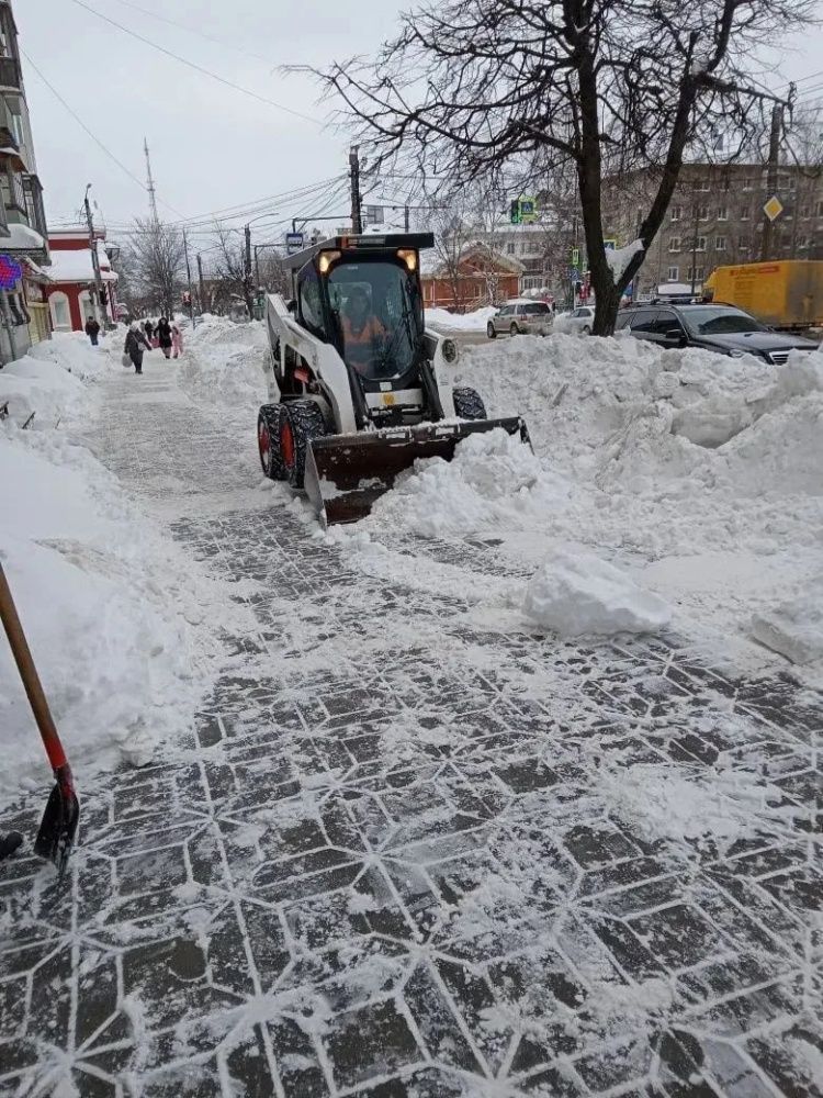 В Кирове чистят тротуары от снега до основания