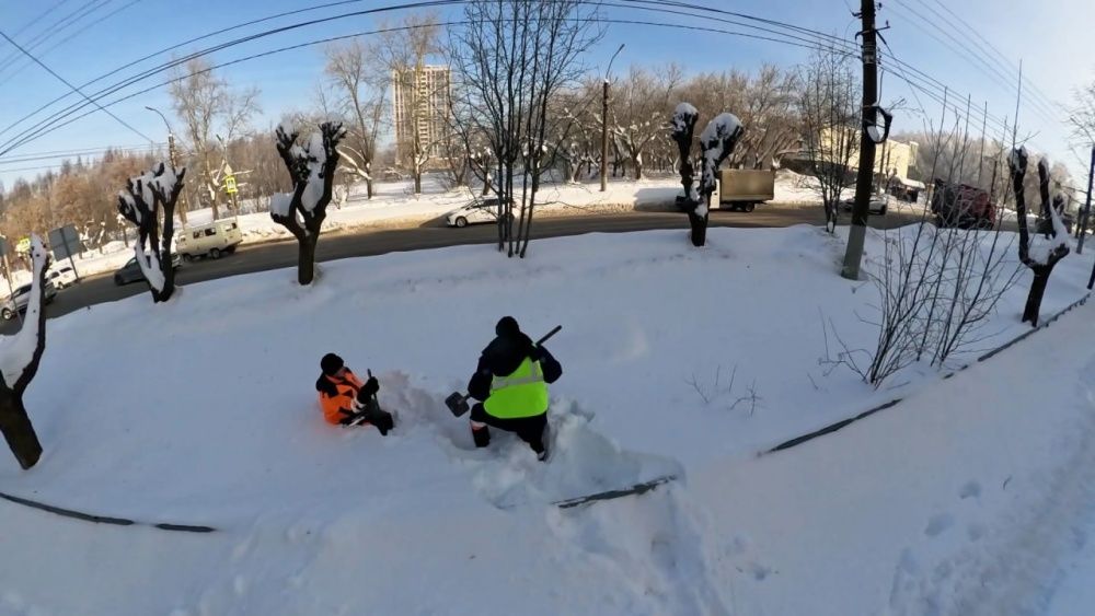 Управляющим компаниям Кирова напомнили о недопустимости складирования снега на колодцах