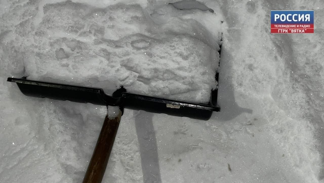 Справиться со снегом семьям участников СВО помогают волонтеры Вятскополянском района