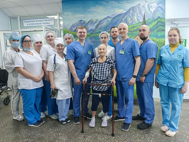 В Кировской травматологии прооперировали 98-летнюю пациентку с переломом бедра