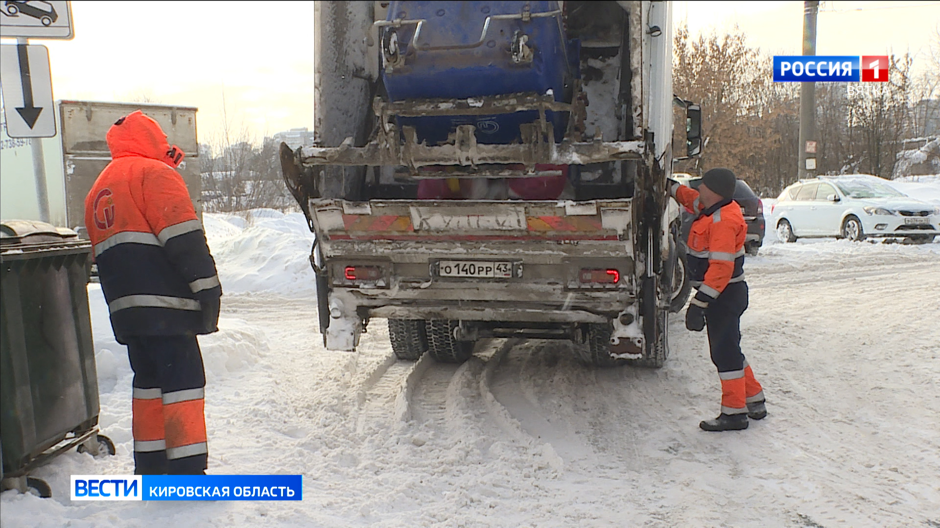 В Кирове после снегопадов некоторые контейнерные площадки оказались недоступны для мусоровозов