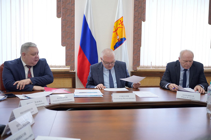 Александр Соколов ответил на обращения жителей Кировской области о дорогах, школах и топливе