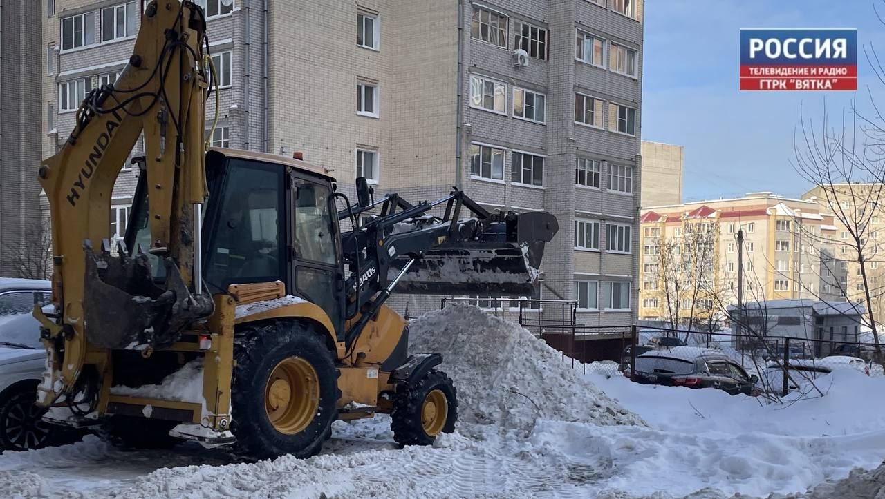 В связи со снегопадом на дорогах Кирова работает спецтехника