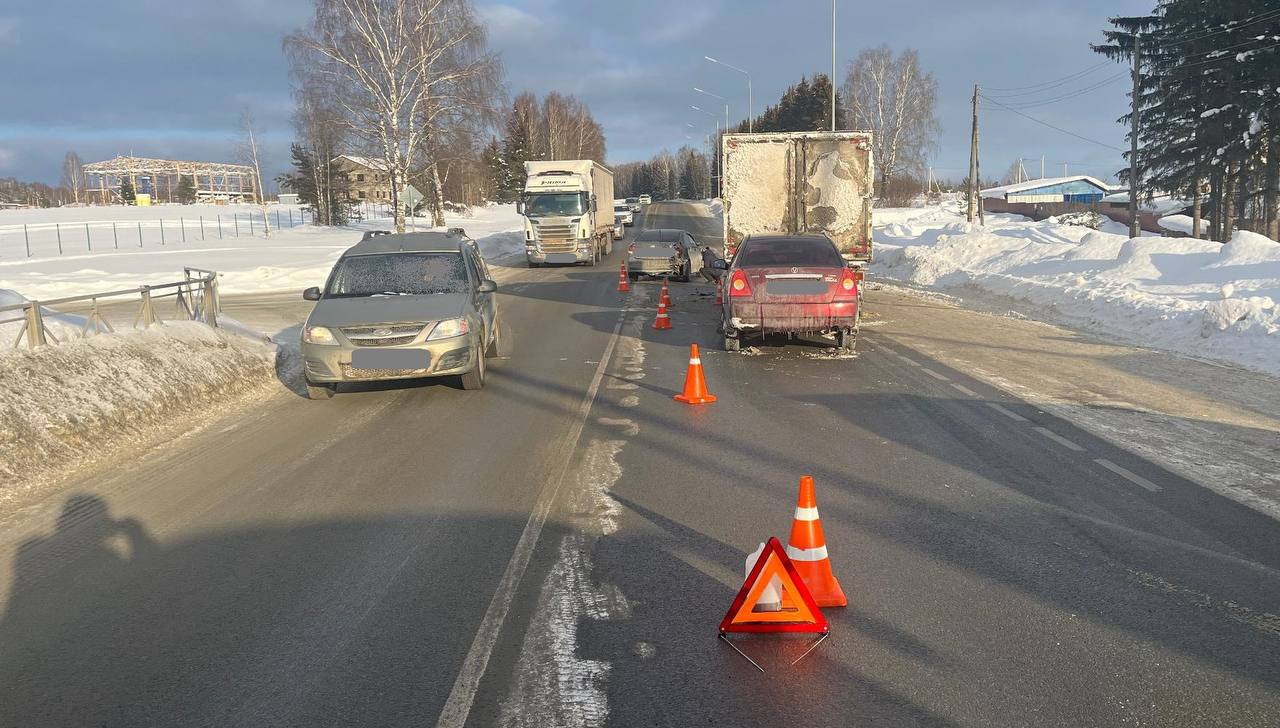 В Слободском районе произошло массовое ДТП с грузовиком