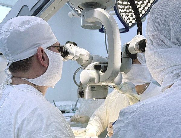 Кировские нейрохирурги провели уникальную операцию мужчине, повредившему позвоночник в ДТП