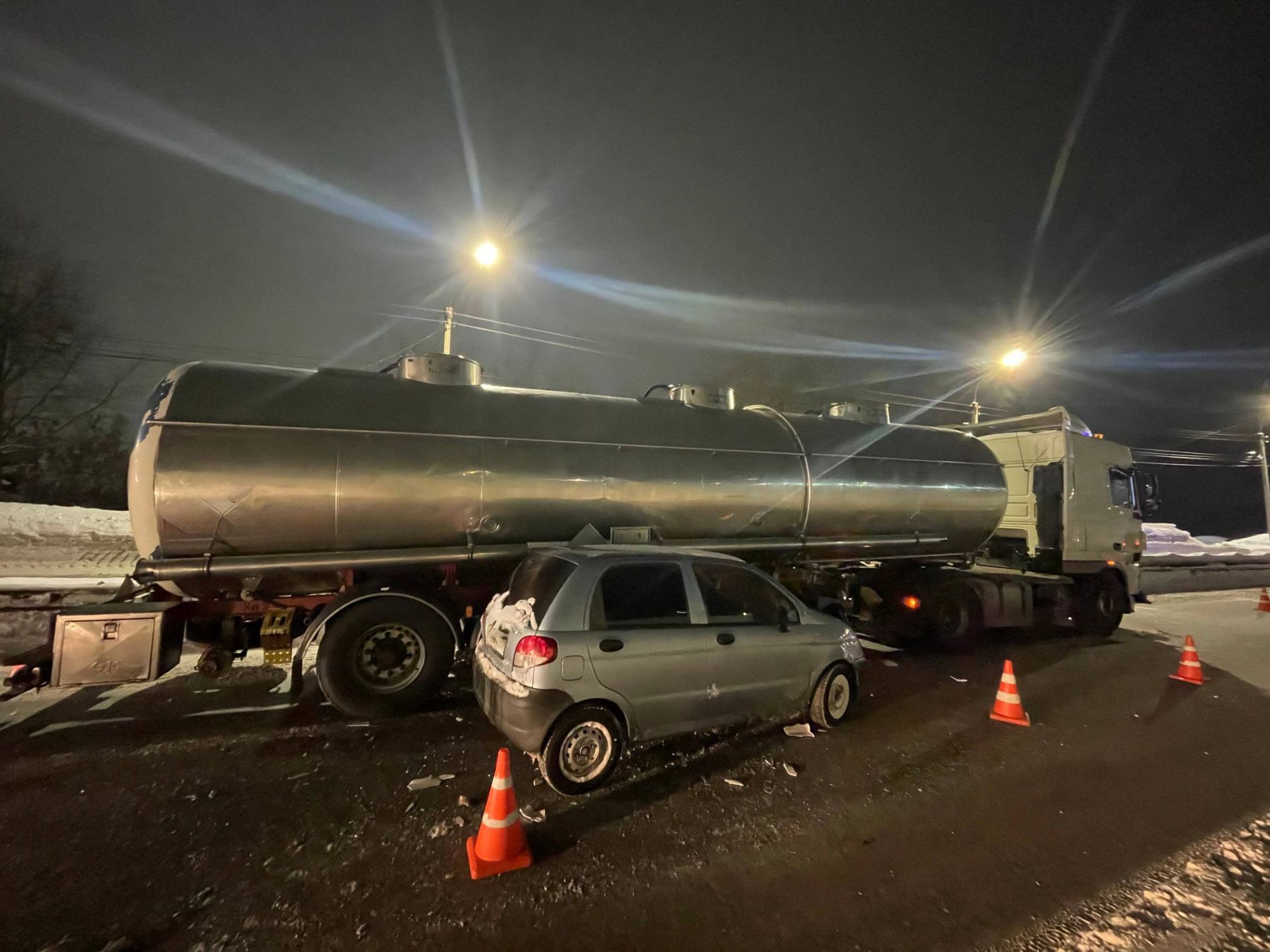 На улице Дзержинского в Кирове дорогу не поделили малолитражка и грузовик