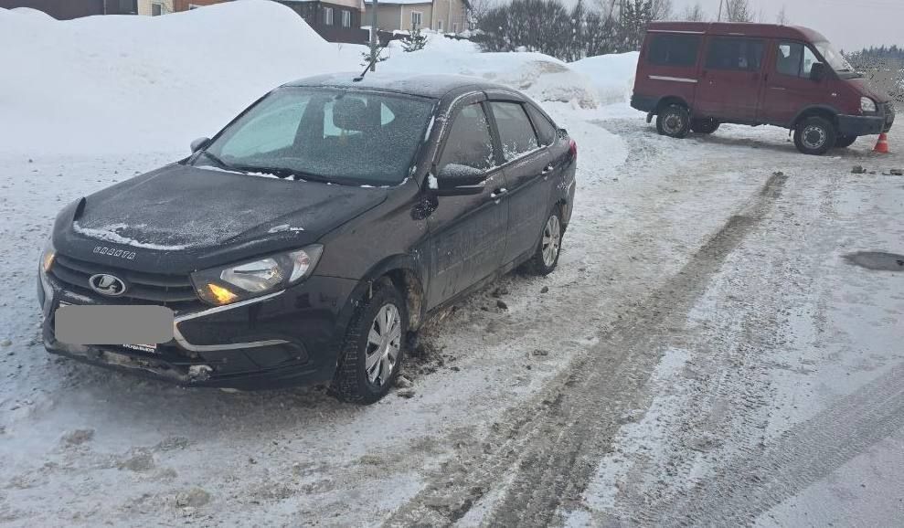 В Кировской области от столкновения легковушки и грузового авто пострадал 23-летний юноша