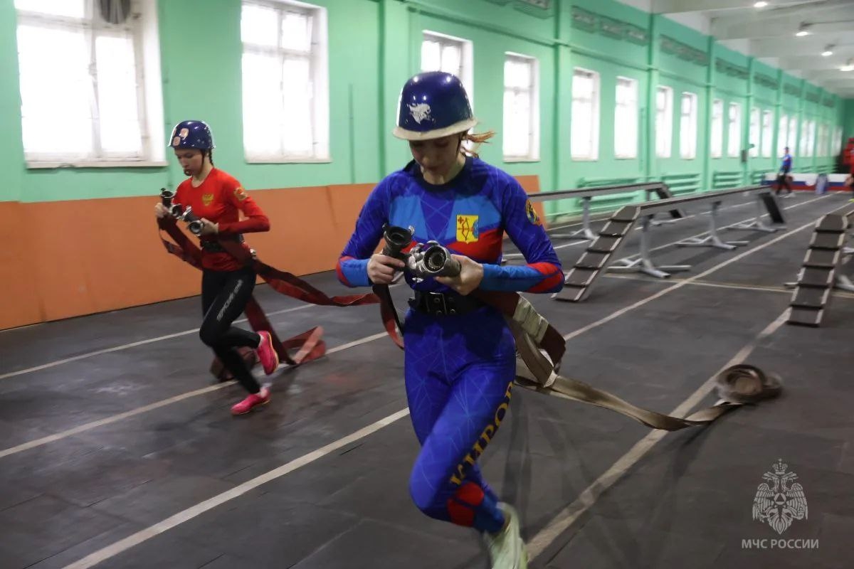 В Кирове стартовали межрегиональные соревнования по пожарно-спасательному спорту