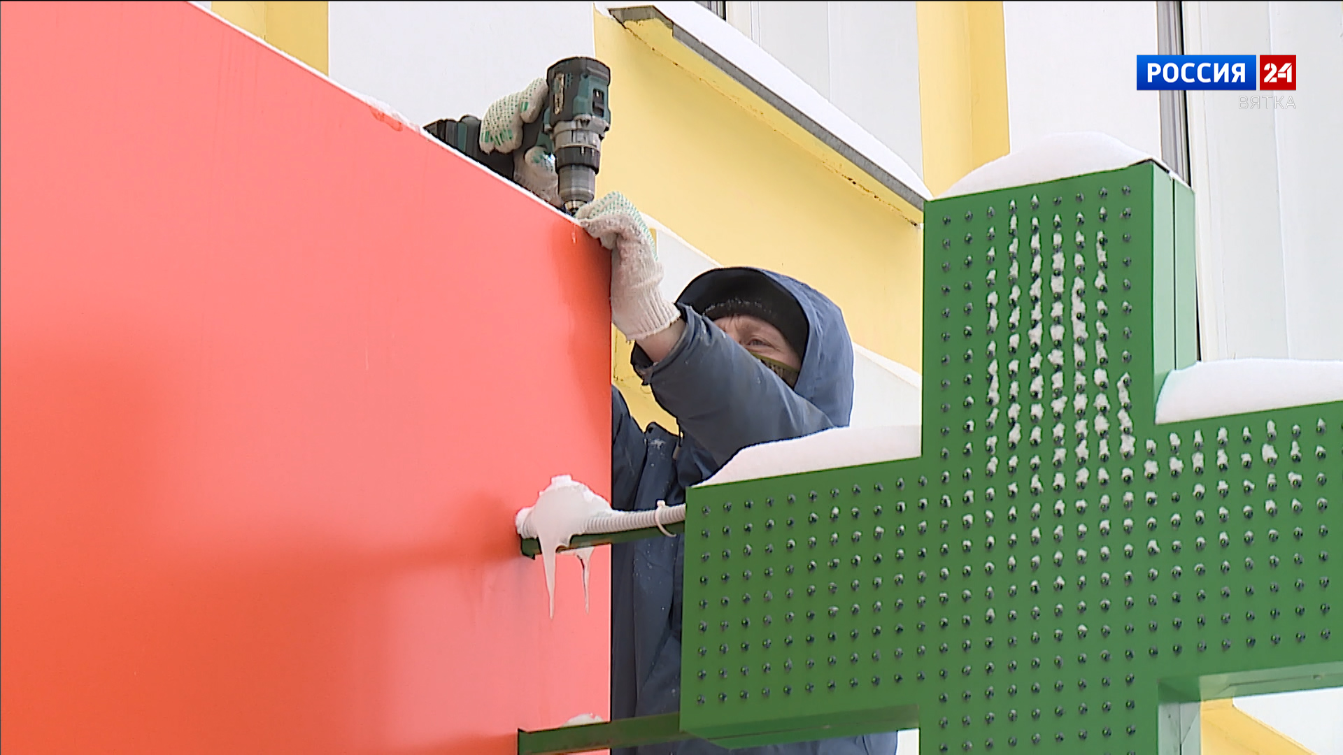 В Кирове демонтируют вывески торговых точек, которые нарушают правила благоустройства