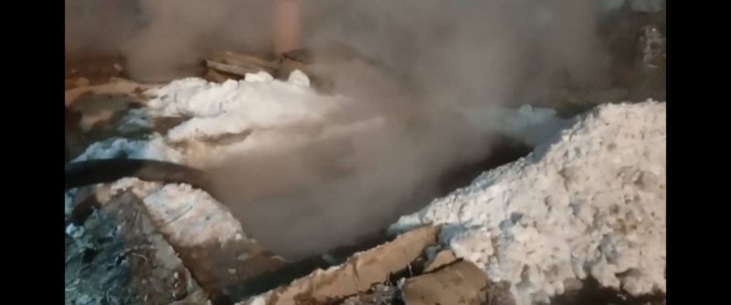 Службы города Кирова оперативно устраняют аварию на теплосетях в слободе Курочкины