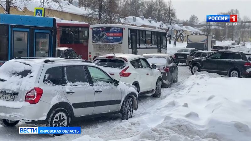 Киров с трудом выбирается из снежного плена: журналисты проехали по улицам города