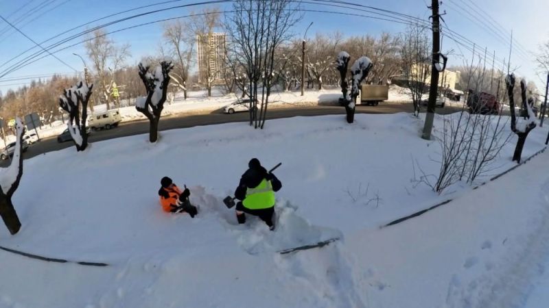 Управляющим компаниям Кирова напомнили о недопустимости складирования снега на колодцах