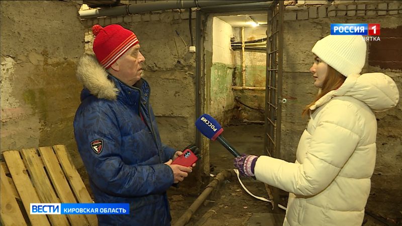В Кирове канализационные стоки затопили цокольный этаж дома в центре города