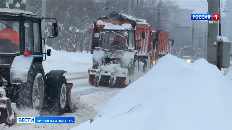 После сильного снегопада городские службы Кирова перешли к основному этапу уборки