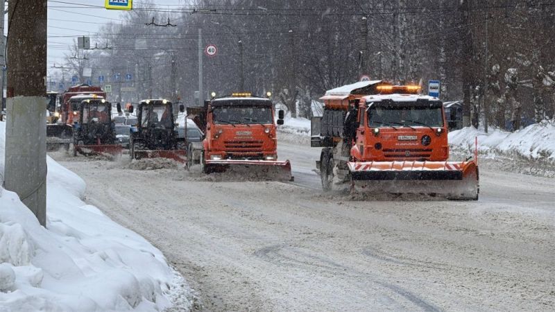 На улицы Кирова вышли колонны снегоуборочной техники