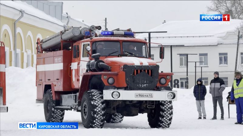 В Слободском прошли традиционные показательные выступления сотрудников МЧС
