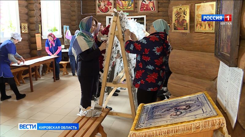 Волонтеры из села Бисерово Афанасьевского района плетут маскировочные сети прямо в церкви