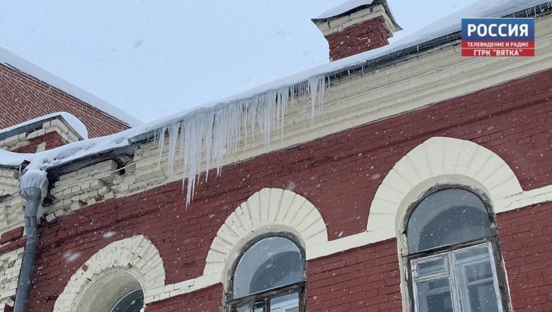 За неубранные дворы и крыши в Кирове к ответственности привлекли 10 должностных лиц