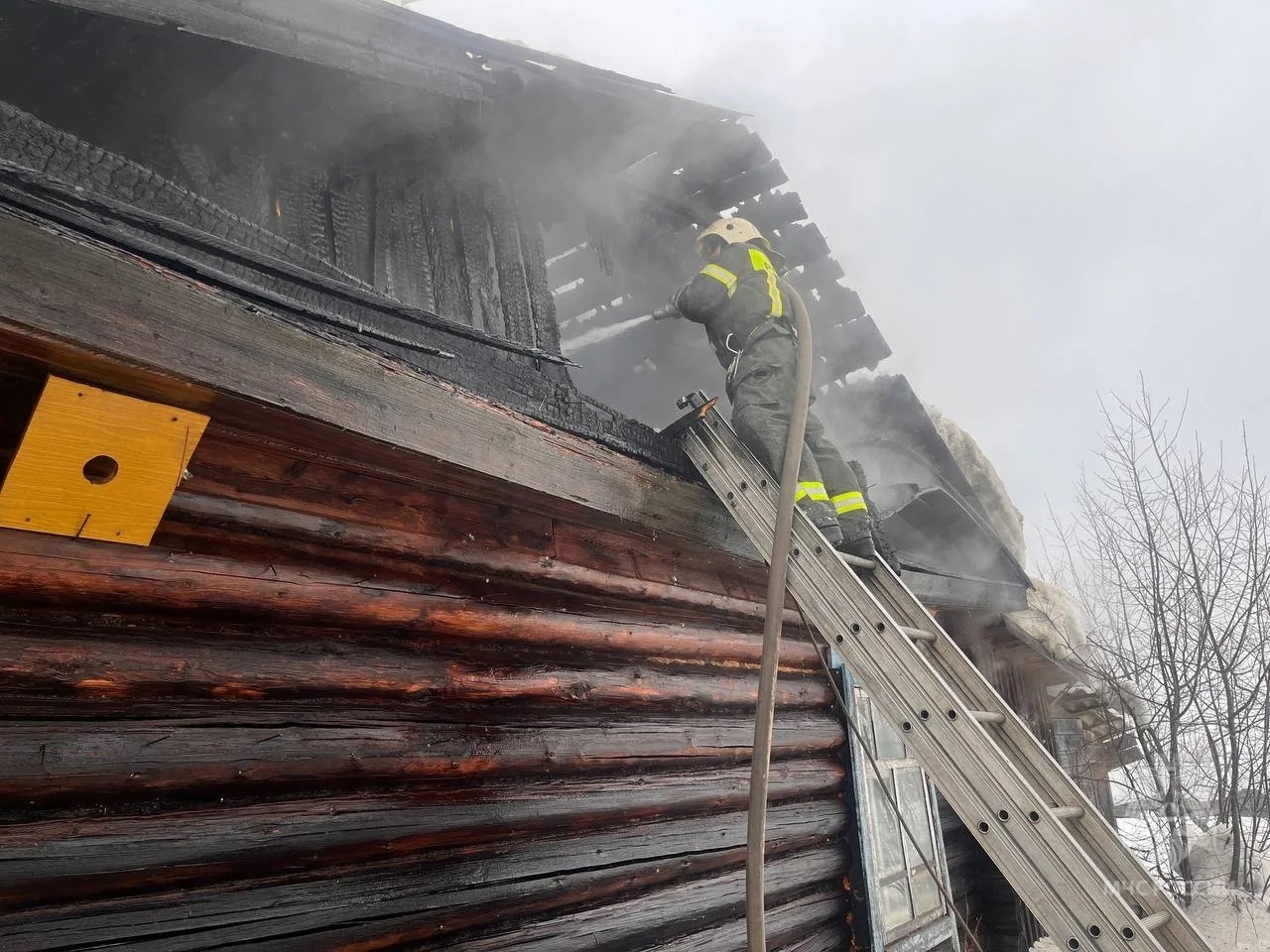 В Афанасьевском округе загорелся трехквартирный дом