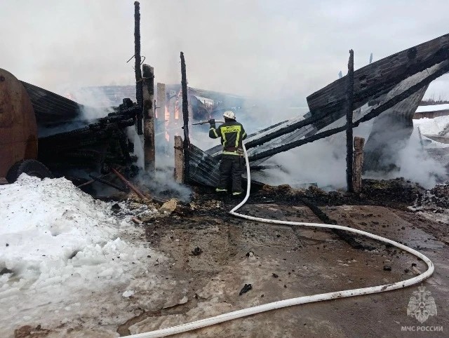 В селе Красное Даровского района произошел пожар в гараже