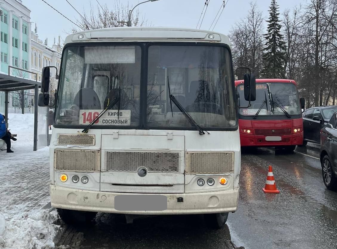 В Кирове на Октябрьском проспекте произошло падение женщины в салоне автобуса