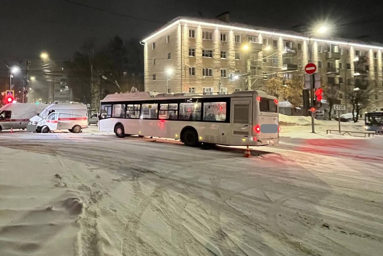 В Кирове от столкновения скорой медицинской помощи и автобуса пострадали 4 человека