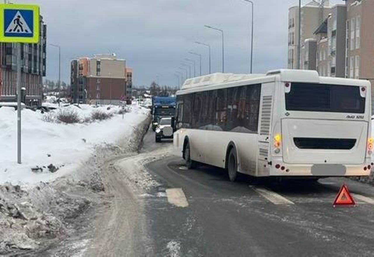 В Кирове под колесами автобуса пострадала 18-летняя девушка