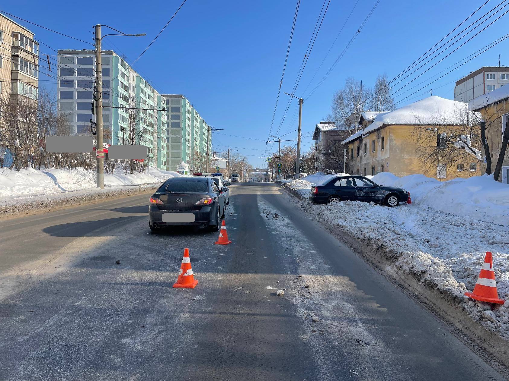 Из-за столкновения двух автомобилей в Кирове травмы получила пожилая женщина-пешеход