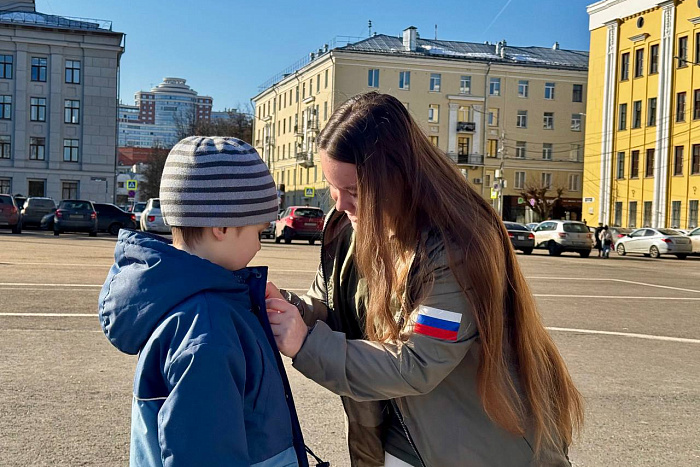 Кировские волонтеры развернули российский триколор на Театральной площади