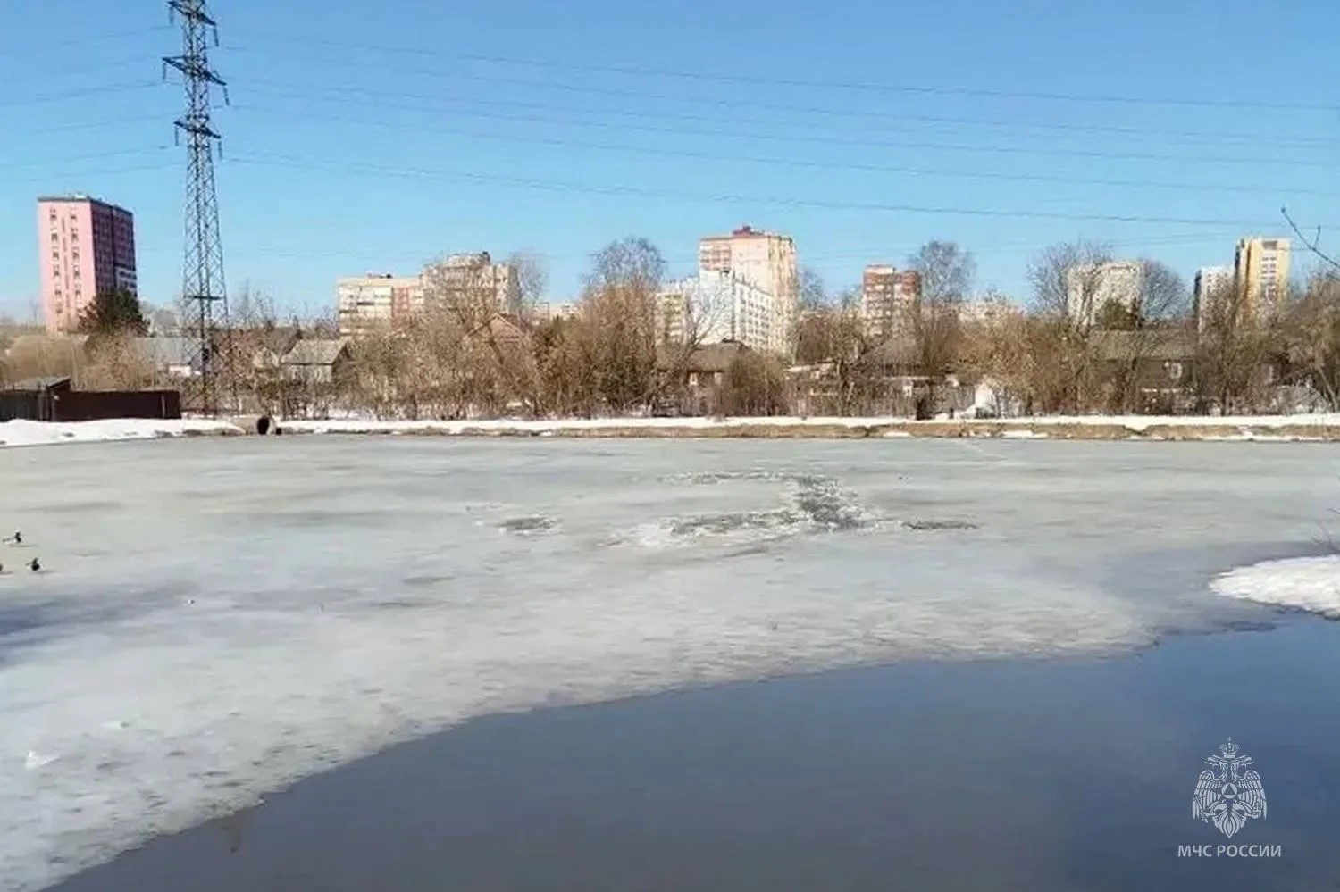 Две 11-летние девочки провалились под лед на пруду в Кирове