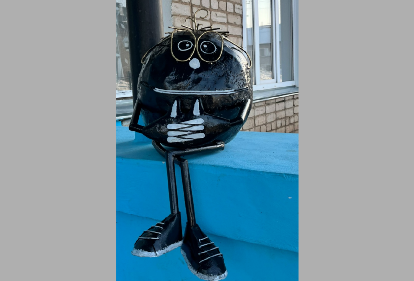 В Белой Холунице поселился черный Железный Колобок