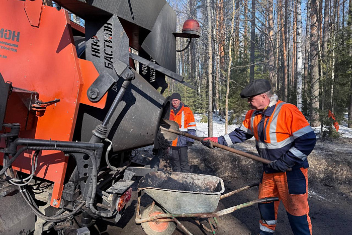 На трассе Кострома — Киров — Пермь кировские дорожники латают ямы с помощью рециклера