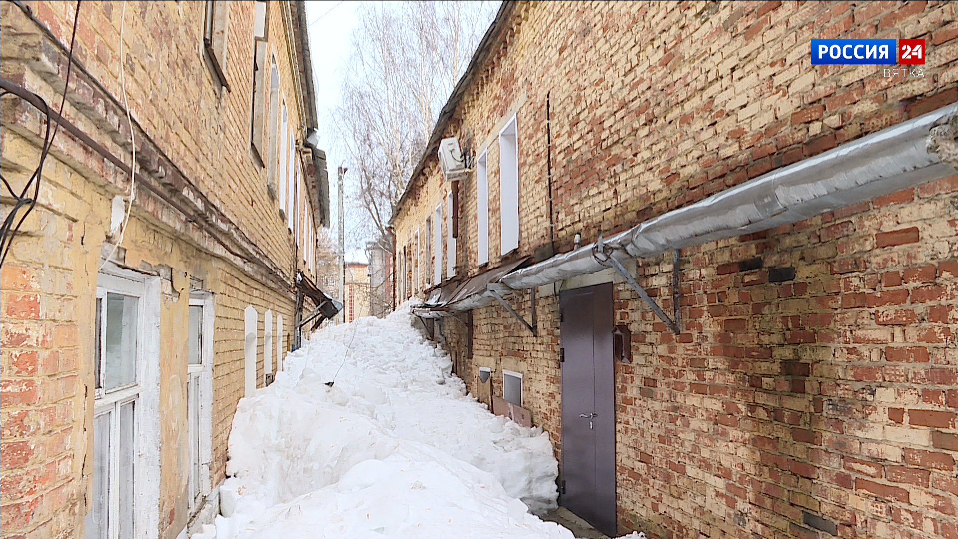 Сотрудники ГЖИ проводят проверку по факту обрушения снежных масс на улице Молодой Гвардии в Кирове