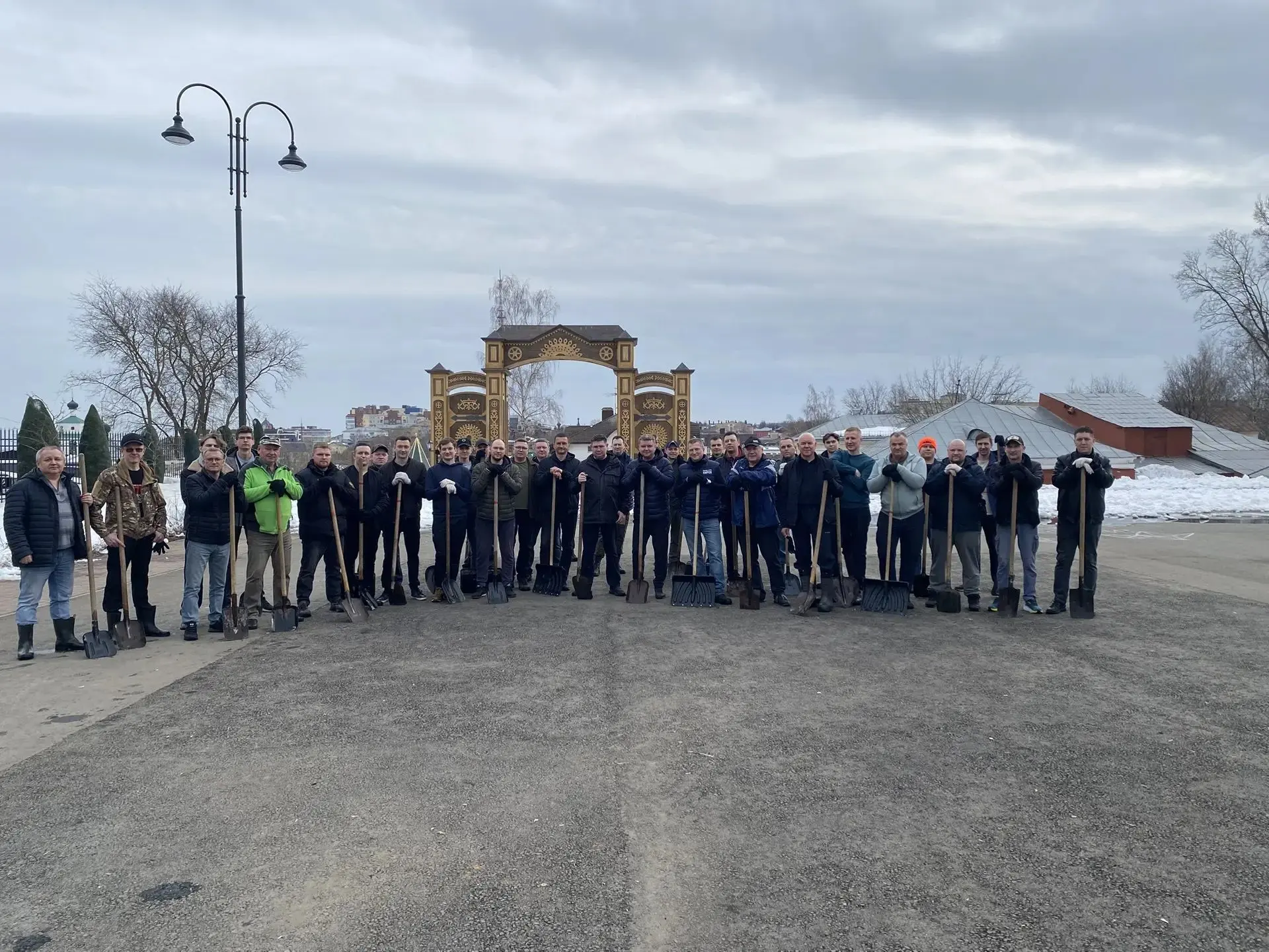 Вячеслав Симаков попросил сотрудников администрации города показать пример, как надо проводить субботники