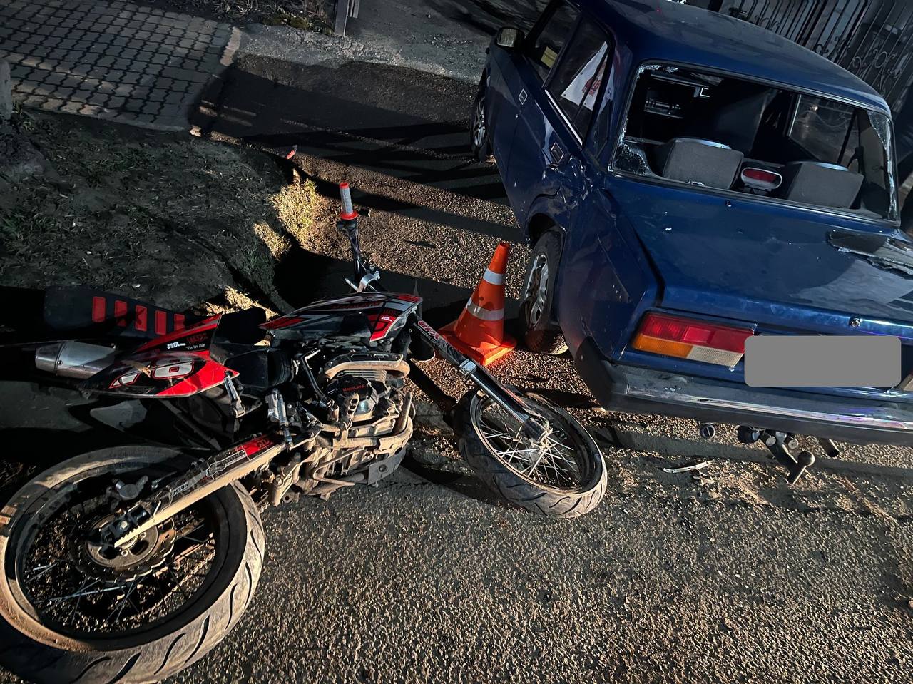 В Слободском 16-летний мотоциклист-бесправник въехал в ВАЗ-21074