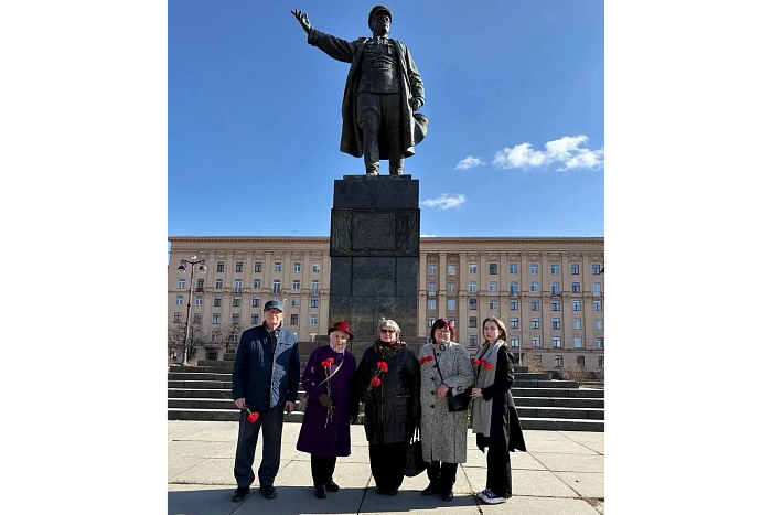 Жители Санкт-Петербурга возложили цветы в честь 140-летия со дня рождения С.М. Кирова