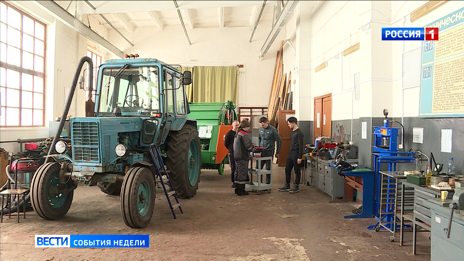 В сельхозтехникуме Котельнича девушка учит студентов техобслуживанию и ремонту двигателей