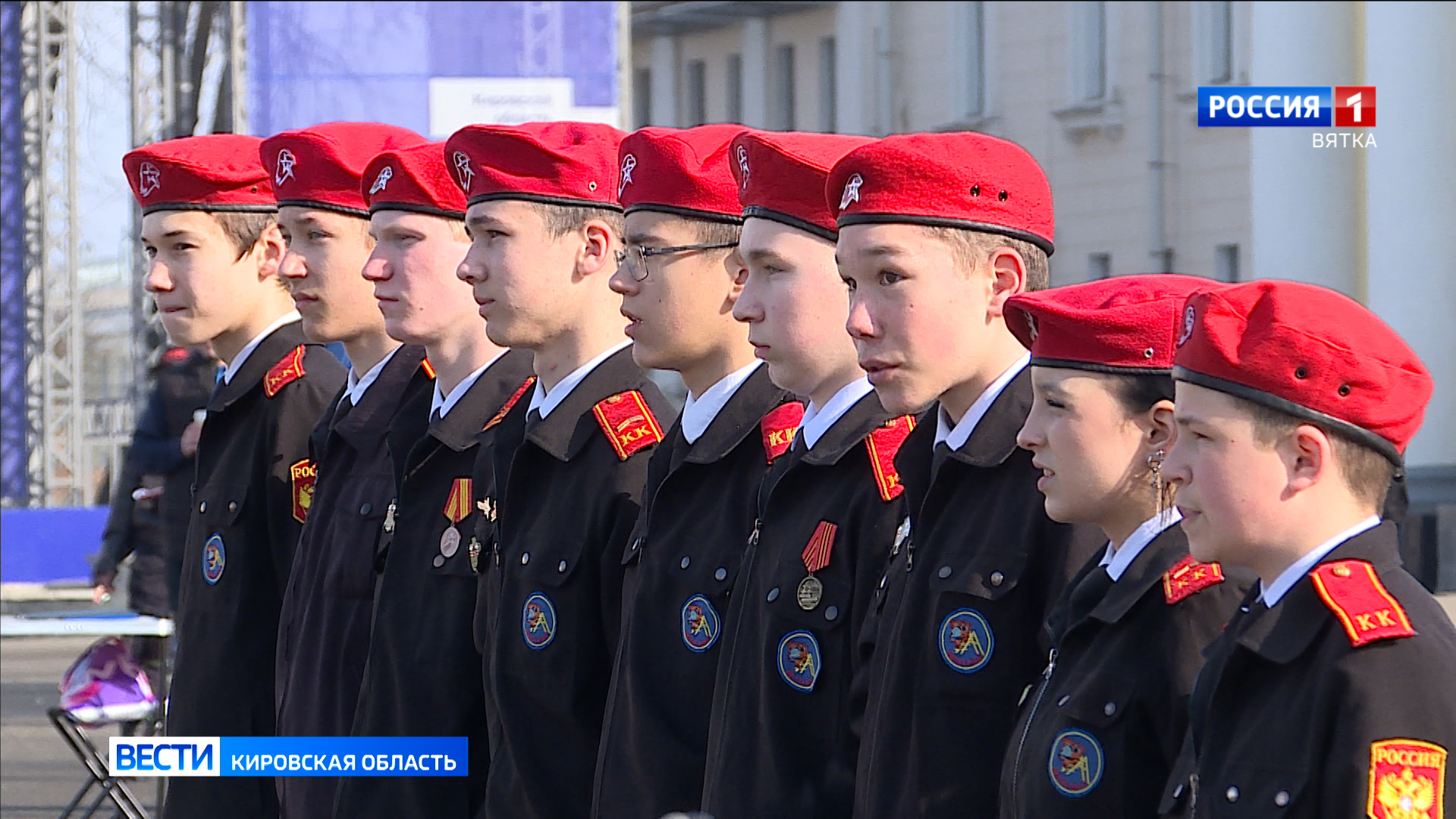 На Театральной площади кадеты и юнармейцы показали строевую выправку