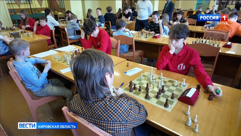 В Кирове проходит региональный этап соревнований по шахматам среди школьников «Белая ладья»
