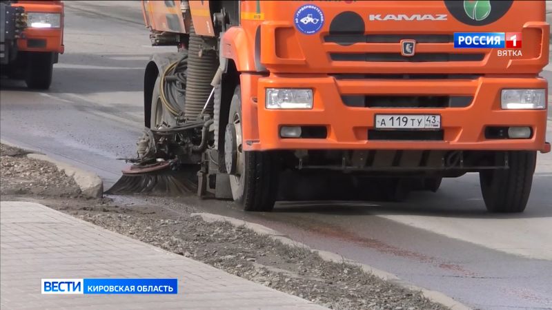 В Кирове подрядчики приступили к уборке смета с городских улиц