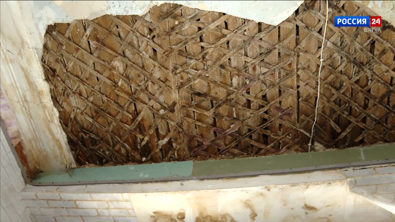 В Кирове в доме на улице Мичуринской из-за нечищеной крыши образовалась плесень, обвалилась штукатурка