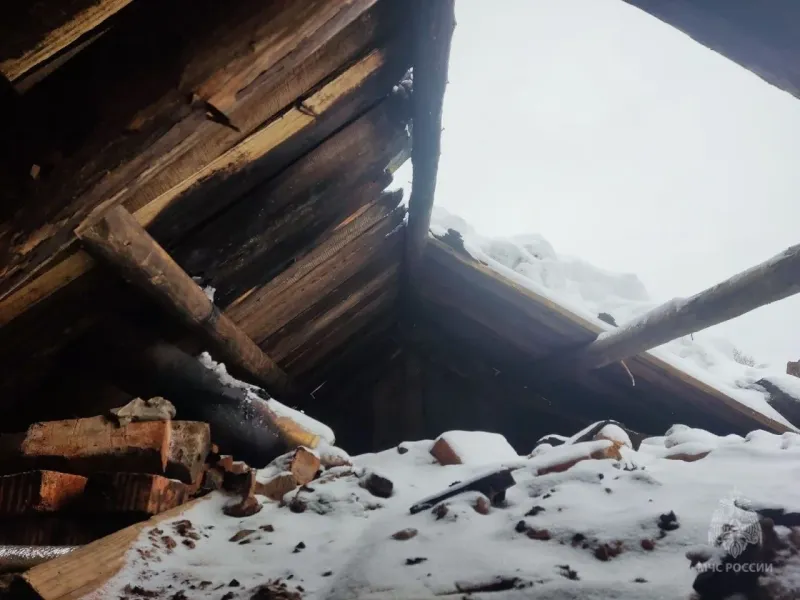 В Унях сход снега с крыши привел к пожару