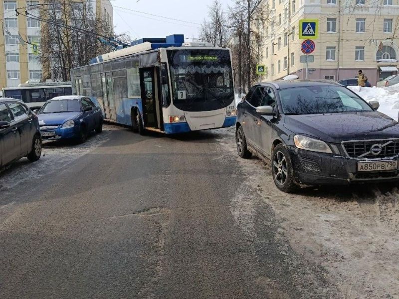 Кировских автовладельцев просят не бросать авто на пути проезда троллейбусов