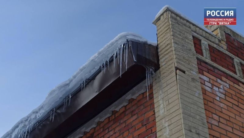 В Кирове пенсионерка пострадала после схода с крыши глыбы снега и наледи