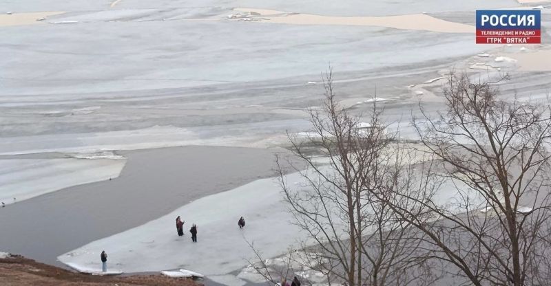 Реки Вятку и Лузу готовят к паводку: чернят и режут лед