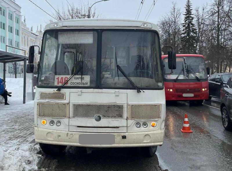 В Кирове на Октябрьском проспекте произошло падение женщины в салоне автобуса