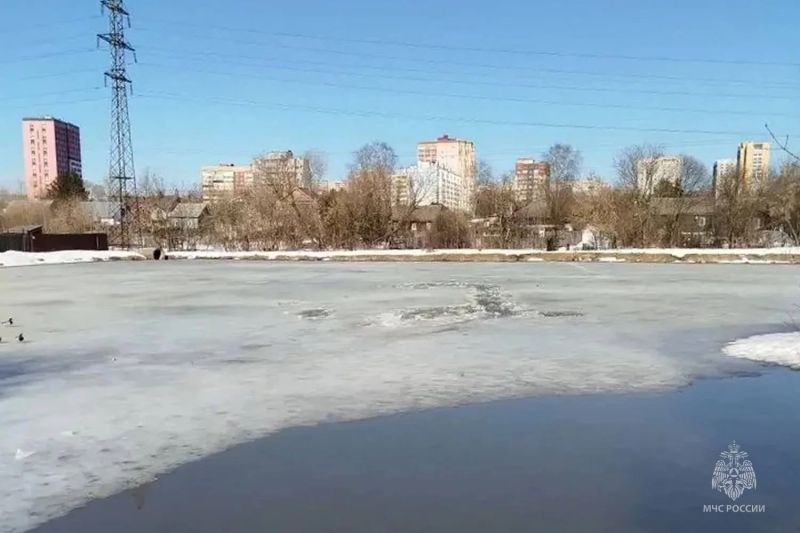 Две 11-летние девочки провалились под лед на пруду в Кирове