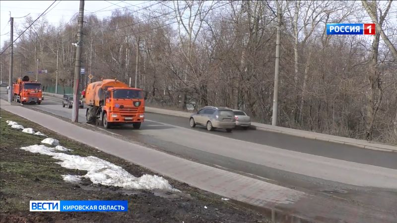 Кировские дороги готовят к весне: моют ограждения и убирают смет