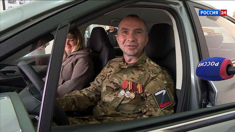 В Кировской области Фонд «Защитники Отечества» вручил первый автомобиль с ручным управление ветерану СВО